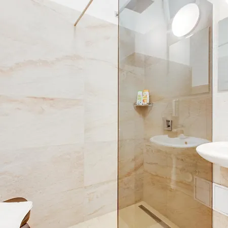 מלון דירות Riben House 3*