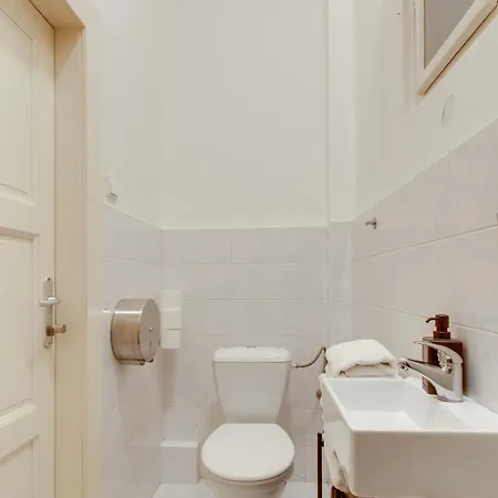 מלון דירות Riben House 3*