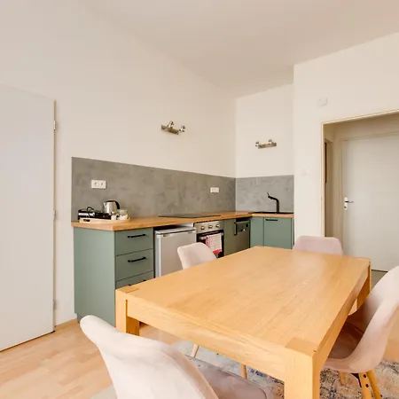 מלון דירות Riben House 3*
